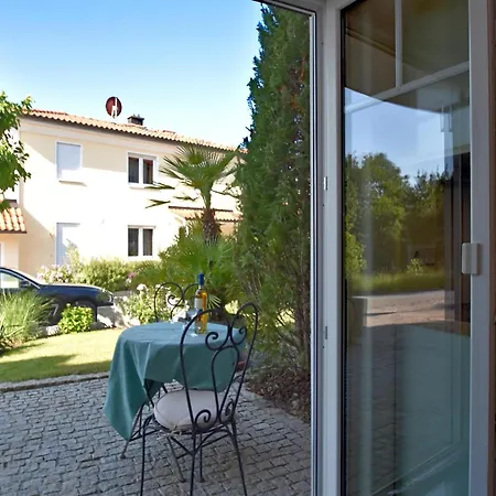 Lovely Flat In With Luxurious Furnishings With Southern Flair Apartment