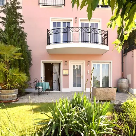 Lovely Flat In With Luxurious Furnishings With Southern Flair